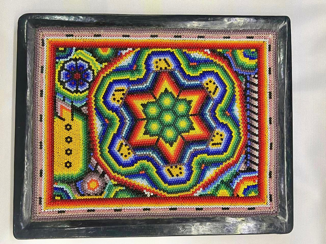 Charola de madera Arte Huichol