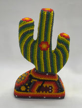 Cargar imagen en el visor de la galería, Cactus en arte Huichol
