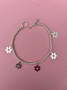 Pulsera con flores colgantes